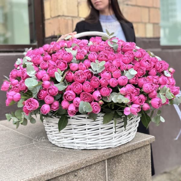 101 пионовидная роза в корзине